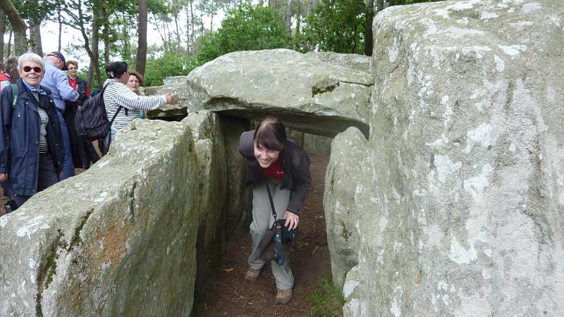 P1020849.JPG - Erdeven: Ines kommt aus den Dolmen
