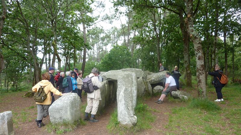 P1020850.JPG - Erdeven: unsere Gruppe am Dolmen