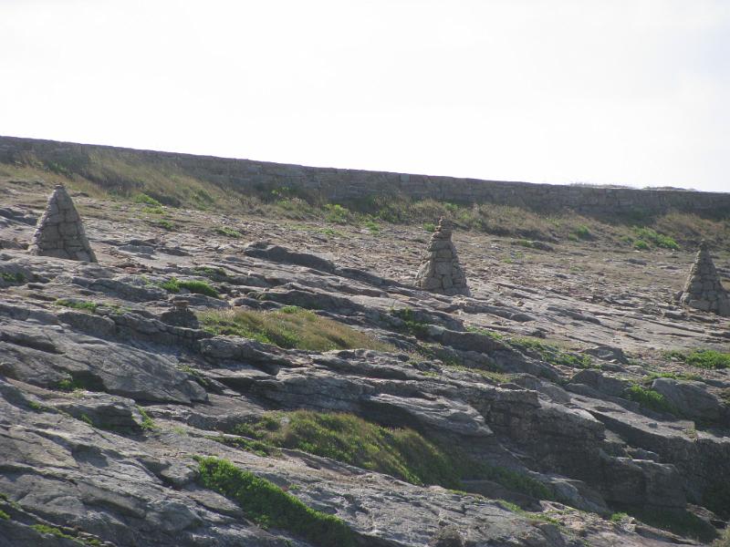 IMG_2589.JPG - Quiberon: kleine Steinpyramiden als Wegweiser bei der Wanderung an den Klippen der Westküste
