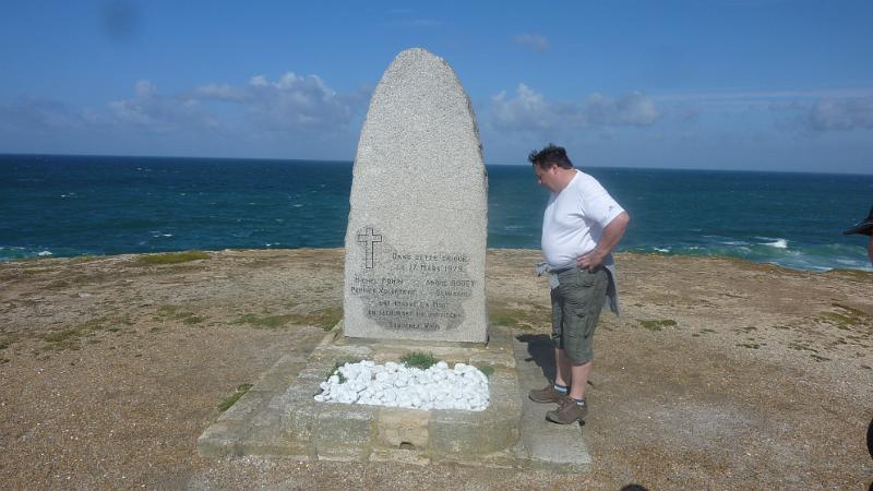 P1020889.JPG - Quiberon: Andreas am Denkmal für die verunglückten Seenotretter