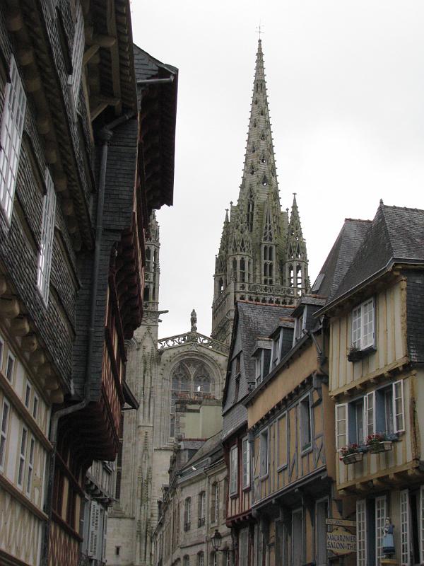 IMG_2596.JPG - Quimper: Blick durch eine Gasse zur Kathedrale Saint-Corentin