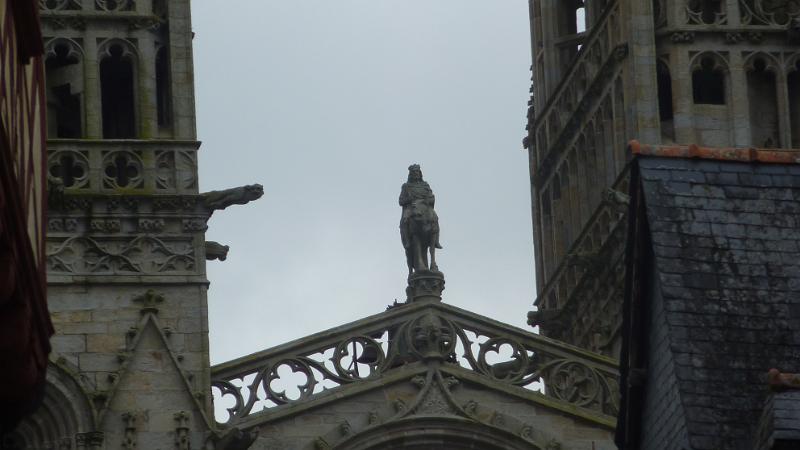 P1020917.JPG - Quimper: Reiter zwischen den Türmen der Kathedrale Saint-Corentin