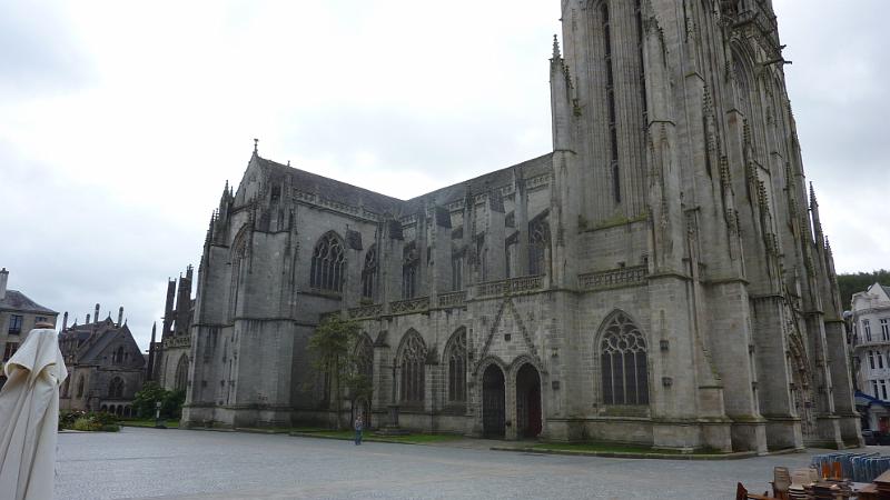 P1020918.JPG - Quimper: Seitenansicht der Kathedrale Saint-Corentin