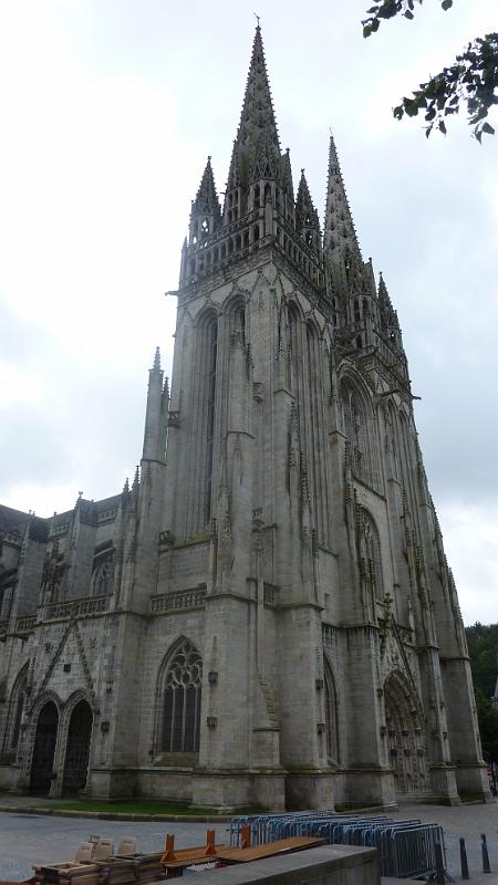 P1020919.JPG - Quimper: Seitenansicht der Kathedrale Saint-Corentin