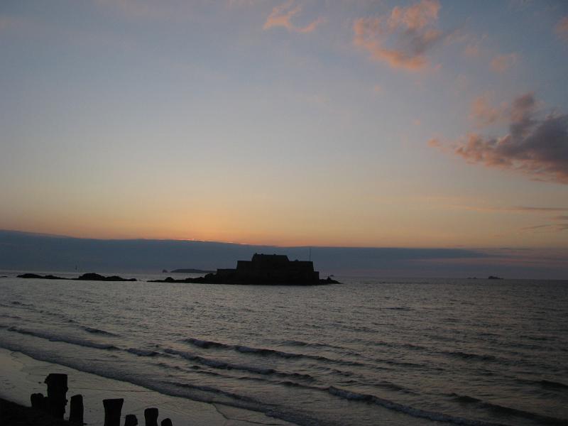 IMG_2624.JPG - St. Malo/Hotel Oceania: Sonnenuntergang über dem Fort National auf einer vorgelagerten Insel