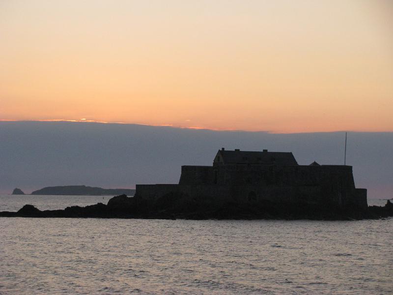 IMG_2625.JPG - St. Malo/Hotel Oceania: Sonnenuntergang über dem Fort National auf einer vorgelagerten Insel