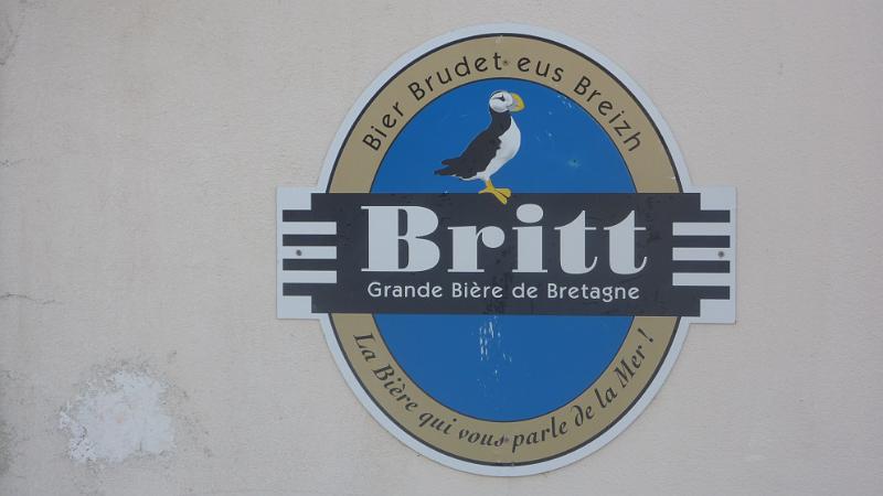 P1020976.JPG - Guimiliau: Werbeschild für bretonisches Bier an einer Bar