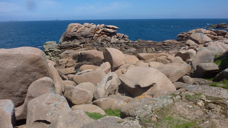 P1020989.JPG - Wanderung an der Rosa Granitküste: bizarre Felsformationen
