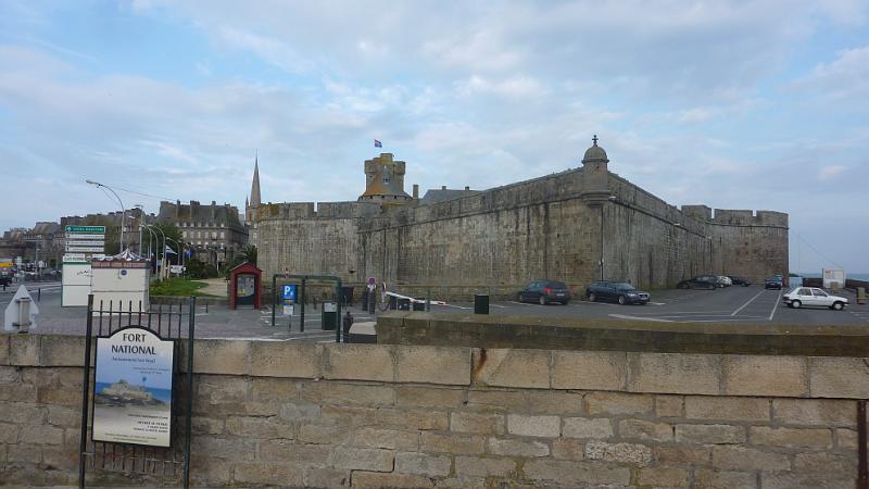 P1020997.JPG - St. Malo: Blick zur Stadtmauer (Das Schild mit Fort National gehört zum nächsten Bild!)