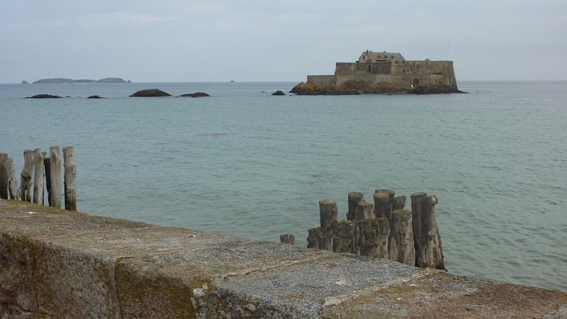 P1020998.JPG - St. Malo: Blick zum Fort National auf einer vorgelagerten Insel