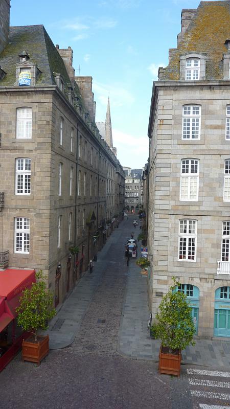 P1030002.JPG - St. Malo: Blick von der Stadtmauer in die Rue Saint-Vincent