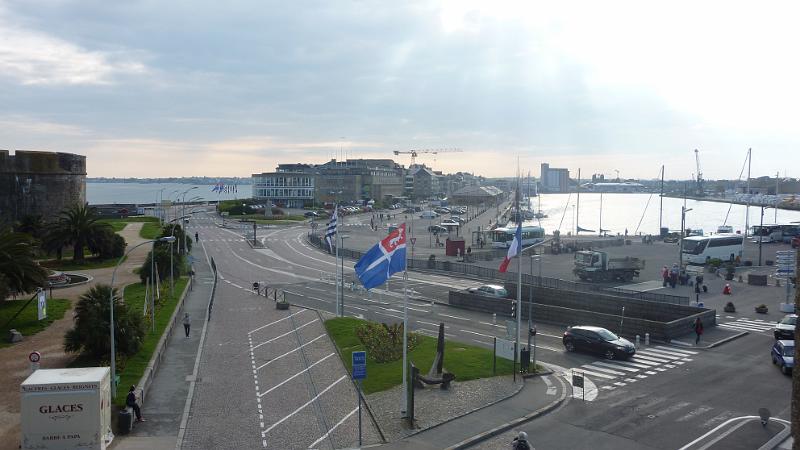 P1030003.JPG - St. Malo: Blick von der Stadtmauer zum Hafenbecken (rechts), unserem Hotel (vor dem Kran) und dem Kongresszentrum