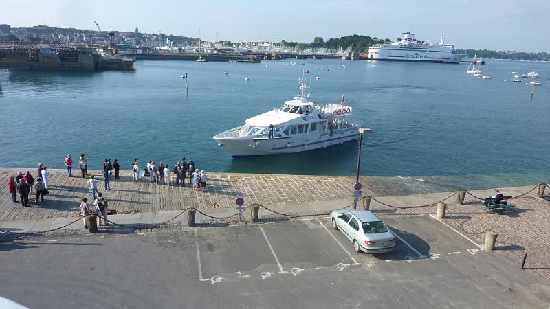 P1030007.JPG - St. Malo: das Boot (Meeresbus) nach Dinard legt an