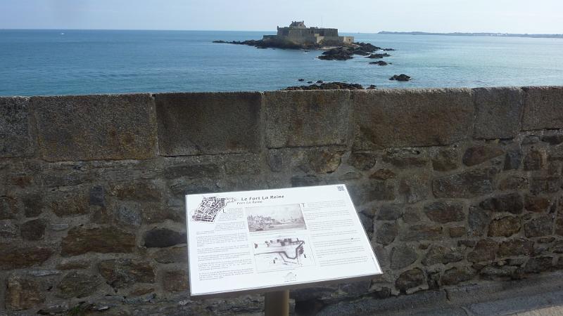 P1030011.JPG - St. Malo: das Fort National auf einer vorgelagerten Insel (die Tafel gehört zu dem Fotostandort!)