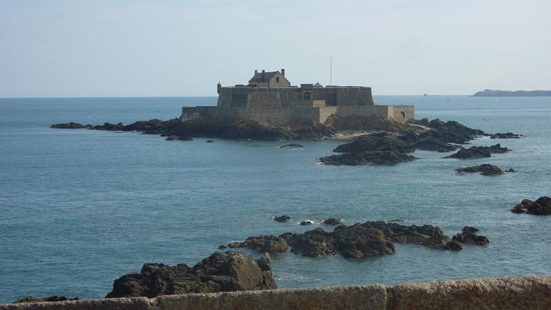 P1030012.JPG - St. Malo: das Fort National auf einer vorgelagerten Insel (Zoom)