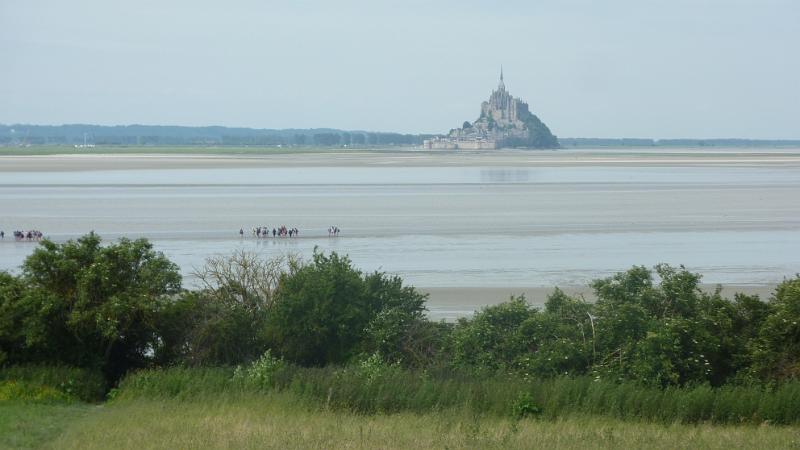 P1030013.JPG - in der Nähe von Vains (Normandie): am Start der Wattwanderung ein Blick auf das Wanderziel Mont-Saint-Michel