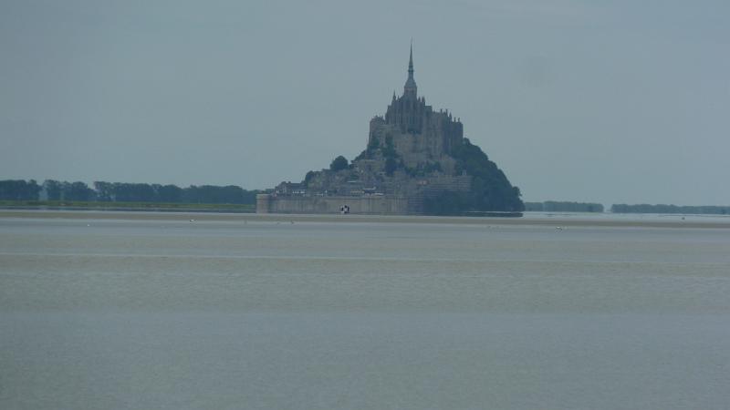 P1030018.JPG - Wattwanderung: Blick auf das Wanderziel Mont-Saint-Michel