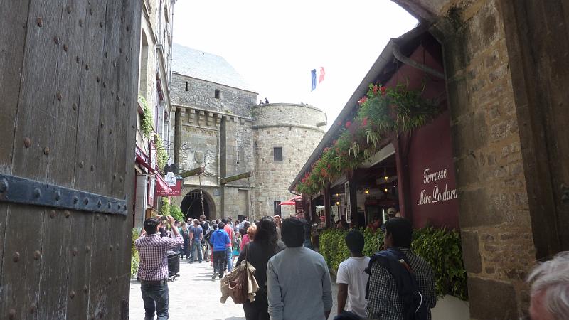 P1030026.JPG - Mont-Saint-Michel: Massentourismus (mit 2 Mio Besuchern das zweitbeliebtestes Ziel in Frankreich nach dem Eifelturm)