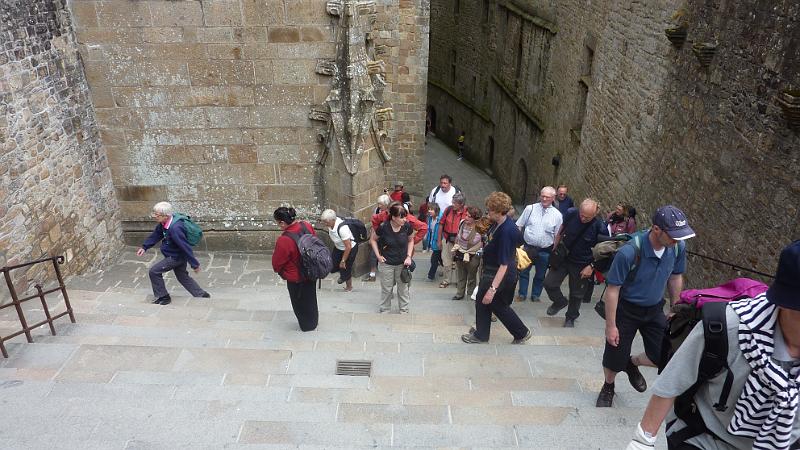 P1030027.JPG - Mont-Saint-Michel: die Gruppe sammelt sich nach dem Mittagessen vor dem Eingang der Abtei zur Besichtigung