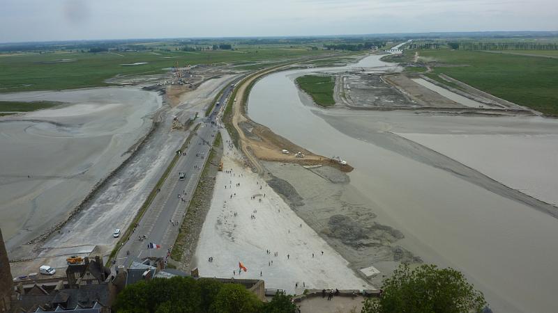 P1030030.JPG - Mont-Saint-Michel: der Damm wird abgerissen, damit der Berg in der Zukunft bei Flut wieder vom Meer umspült werden kann