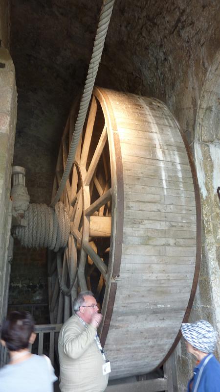 P1030041.JPG - Mont-Saint-Michel: Antriebsrad für alten Aufzug