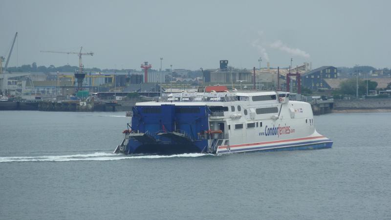 P1030052.JPG - Dinard: eine Kanalfähre läuft in den Hafen von St. Malo ein