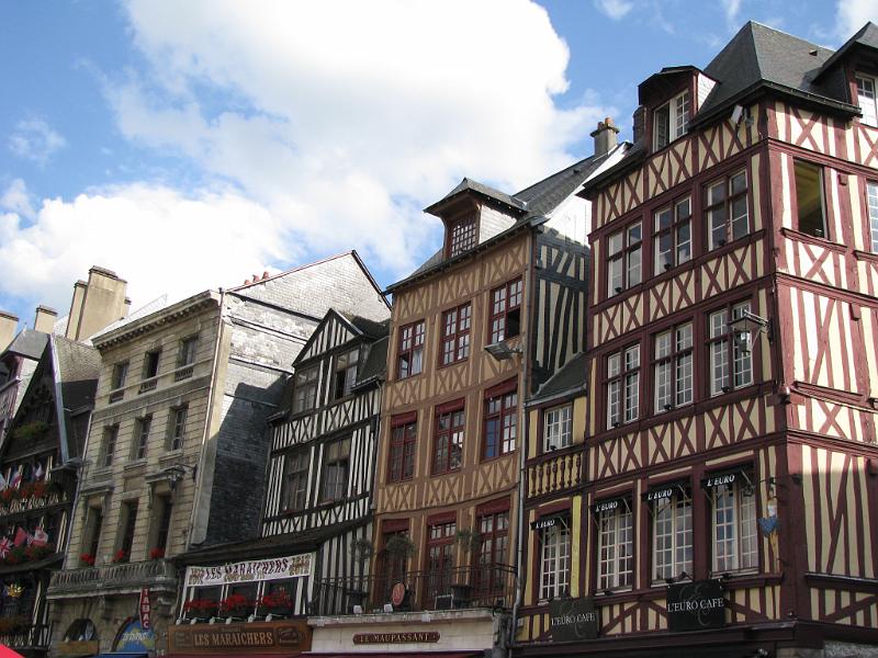 IMG_2649.JPG - Rouen/Pl. du Vieux Marché (alter Marktplatz): Blick auf meist schiefe Fachwerkhäuser