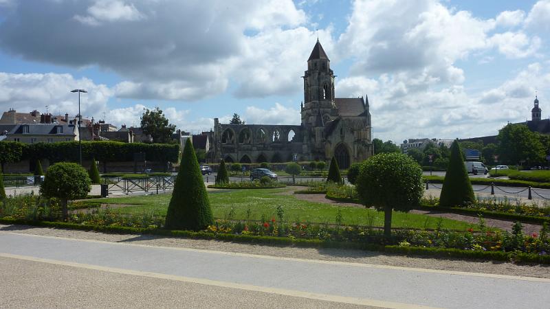 P1030058.JPG - Caen: Blick zur Ruine der Kirche des alten St. Etienne