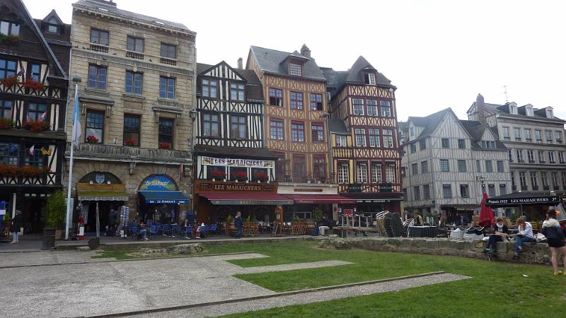 P1030064.JPG - Rouen/Pl. du Vieux Marché (alter Marktplatz): Blick auf meist schiefe Fachwerkhäuser