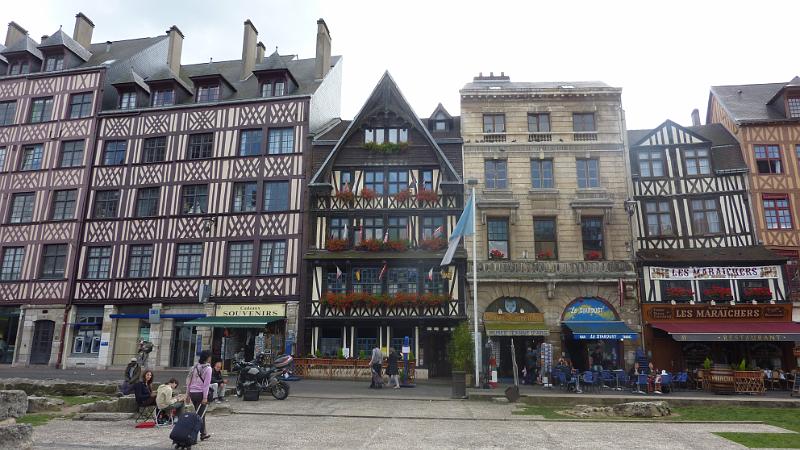 P1030065.JPG - Rouen/Pl. du Vieux Marché: Blick auf meist schiefe Fachwerkhäuser
