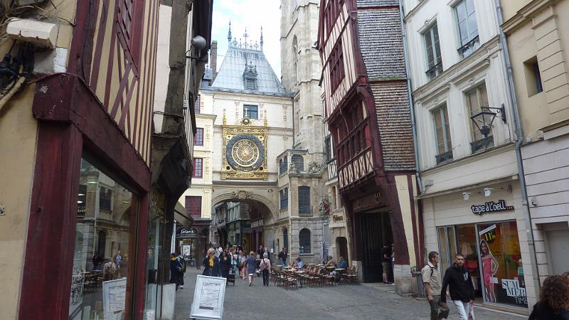 P1030067.JPG - Rouen/Rue de Gros Horologe: Stadttor mit Gros Horloge (Großer Uhr)