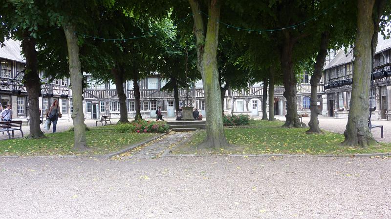 P1030073.JPG - Rouen: Atrium Saint-Maclau, früher Pestfriedhof, heute Schule der schönen Künste