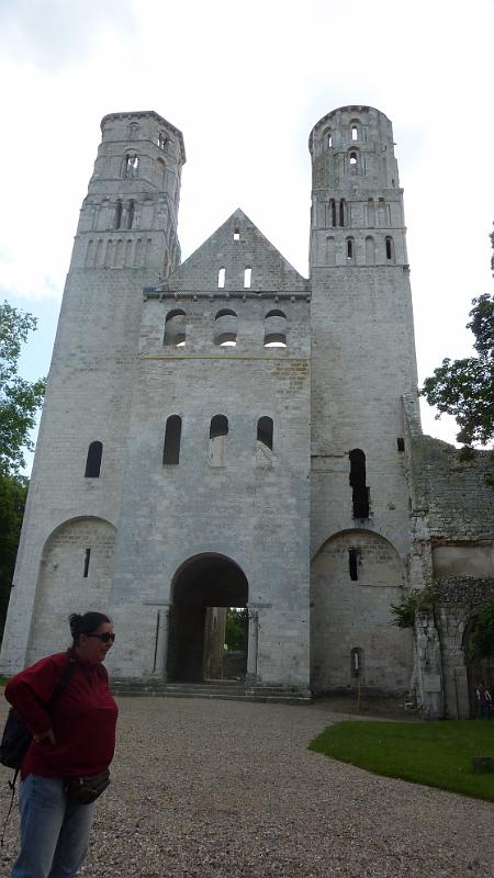 P1030085.JPG - Jumièges: Blick zum Eingang der Ruine der Abteikirche Notre-Dame