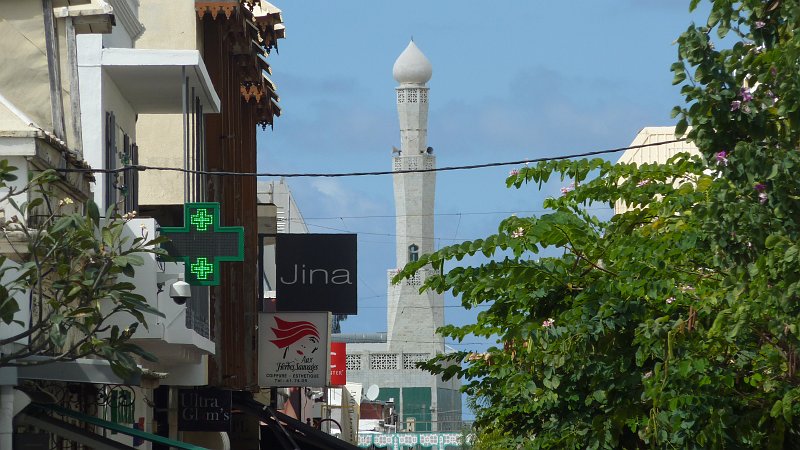 P1020070.JPG - Saint-Denis: Blick zur Grande mosquée Noor al Islam (Moschee)