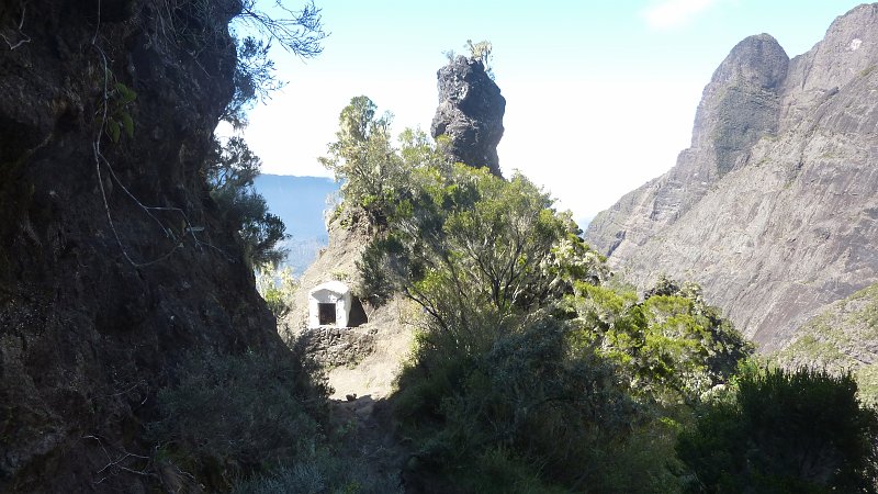 P1020277.JPG - Col du Taibit: am Beginn des Abstiegsweges in den Cirque de Cilaos befindet sich eine kleine Kapelle (Zoom)