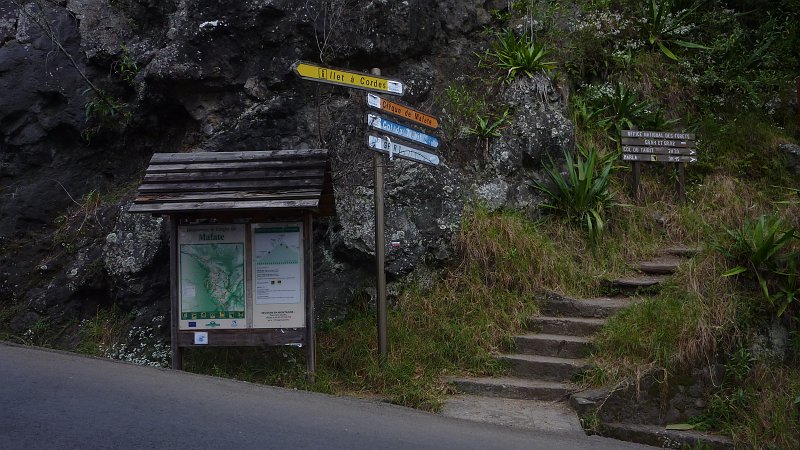 P1020296.JPG - Cirque de Cilaos: hier kommt der Weg vom Col du Taibit und vom Cirque Mafate herunter