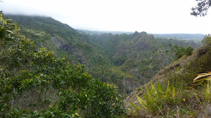 P1020300.JPG - Cirque de Cilaos: Cilaos ist auf der gegenüberliegenden Seite zu sehen