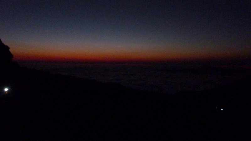P1020335_ji.jpg - Aufstieg zum Piton des Neiges: erste Anzeichen vom Sonnenaufgang im Stirnlampenlicht