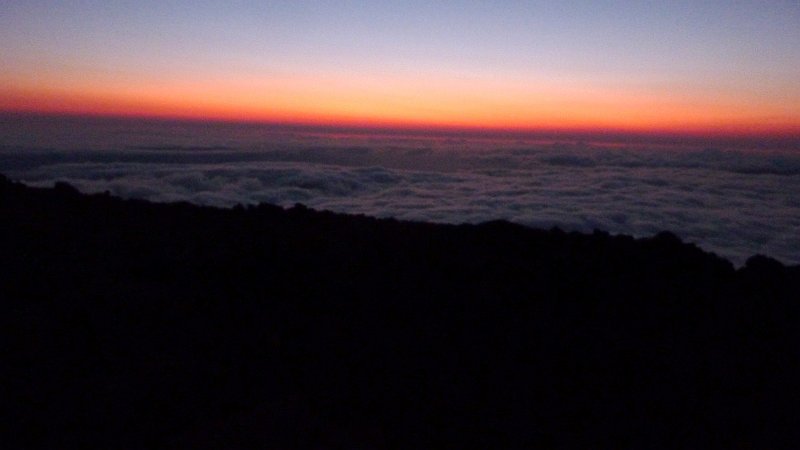 P1020336_ji.jpg - Aufstieg zum Piton des Neiges: es wird heller über dem Horizont