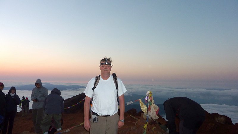 P1020349_ji.jpg - Piton des Neiges (3070m): Christian vor den Gipfelwimpeln