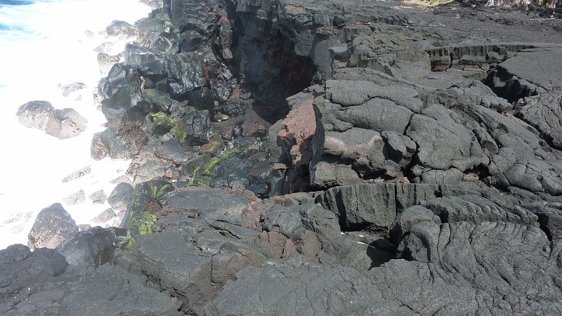 P1020372.JPG - Saint-Philippe: die Lavafelder ist porös und wird vom Meer wieder abgetragen