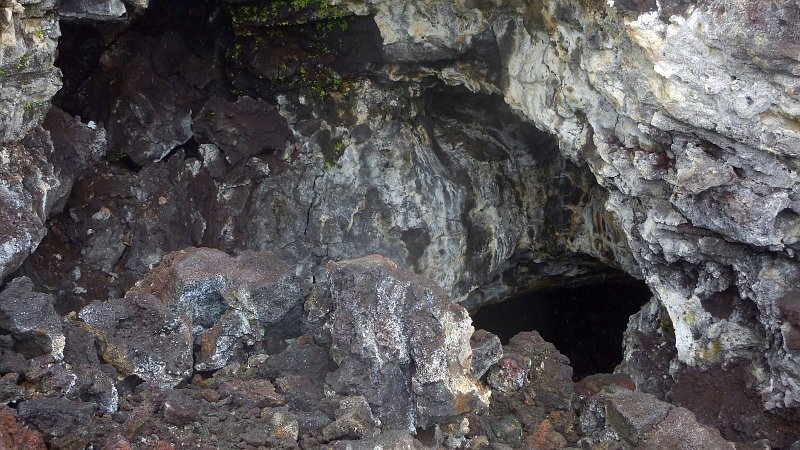 P1020378_ji.jpg - le Grand Brulé: Blick in eine alte Lavahöhle