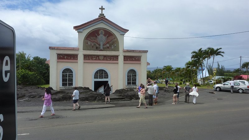 P1020381.JPG - Notre-Dame des Laves: Die Kirche wurde beim Vulkanausbruch verschont