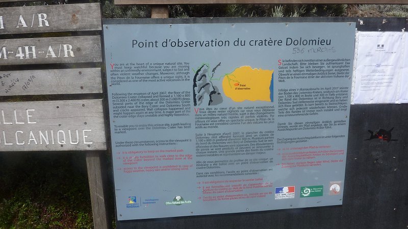 P1020459.JPG - Pas de Bellecombe: Informationstafel zum Observationspunkt des Dolomieu (auch in deutsch)