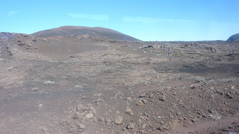 P1020464.JPG - Route du Volcan: Blick zurück zum Piton de la Fournaise mit Lavafeldern