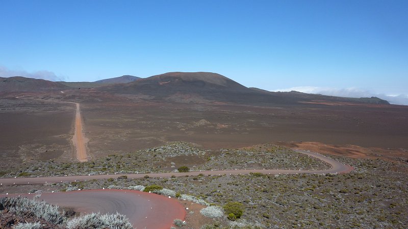 P1020468.JPG - Route du Volcan: Blick zurück auf weitere Krater