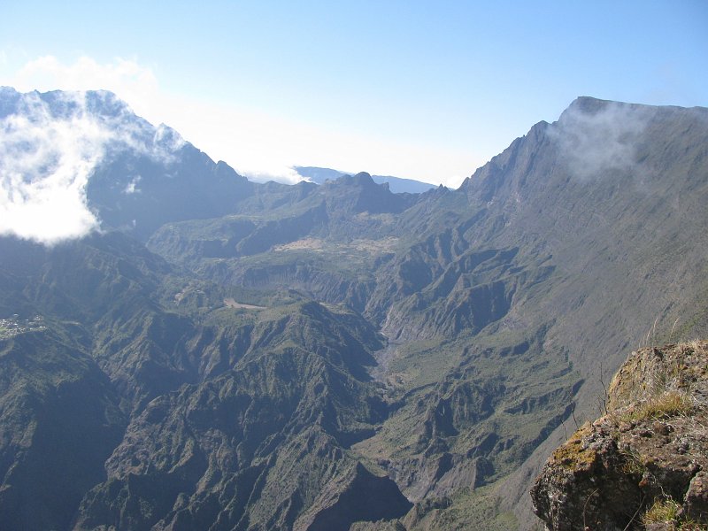IMG_2288.JPG - Piton du Maido: überblick mit Wanderziel Grand Bénard (rechts), Col du Taibit (Mitte) und Piton des Neiges