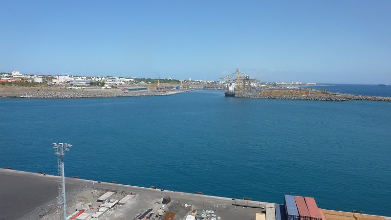 P1020545.JPG - Le Port/Kraftwerksbaustelle: Blick vom Abgasturm auf das Hafenbecken