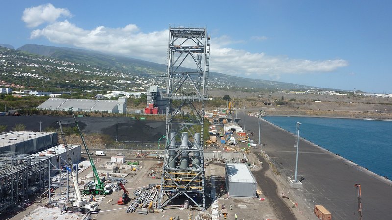 P1020547.JPG - Le Port/Kraftwerksbaustelle: Blick vom Abgasturm auf den im Bau befindlichen zweiten Abgasturm