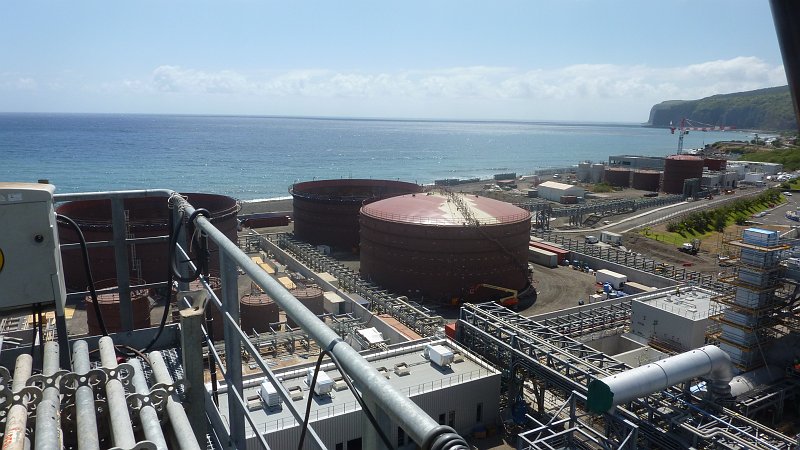 P1020548.JPG - Le Port/Kraftwerksbaustelle: Blick vom Abgasturm auf die entstehenden Tanks